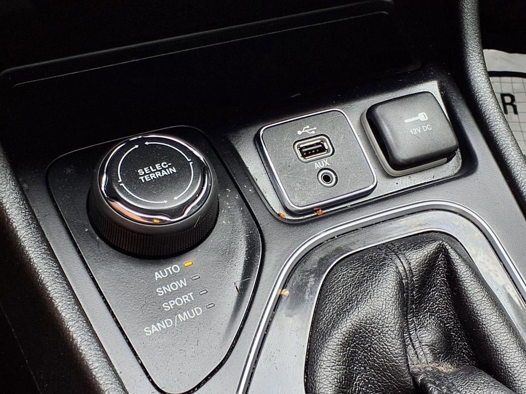 Used 2019 Jeep Cherokee Limited w/ Luxury Group image 16