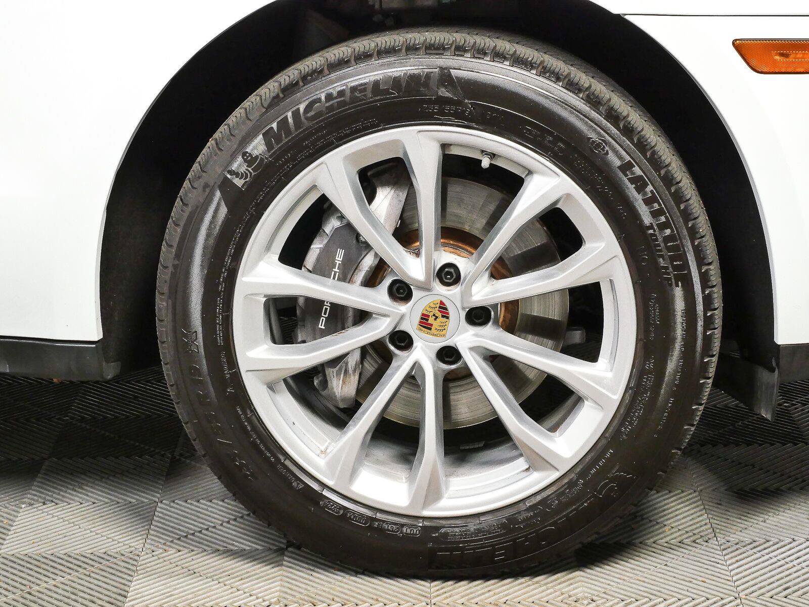 Certified 2025 Porsche Macan Turbo AWD/4WD image 40