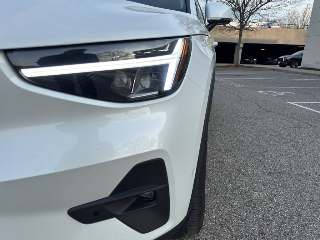 Used 2025 Volvo XC40 B5 Plus image 4