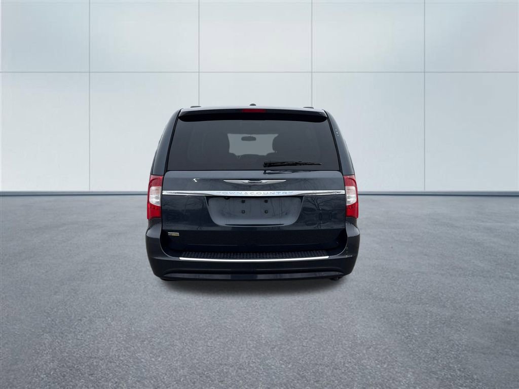 Used 2014 Chrysler Town & Country Touring image 4
