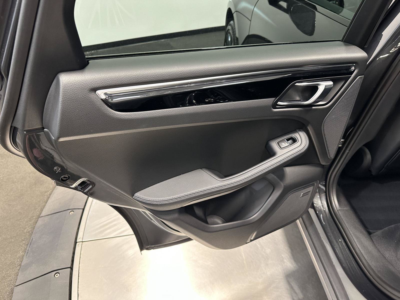 Certified 2026 Porsche Macan AWD/4WD image 33
