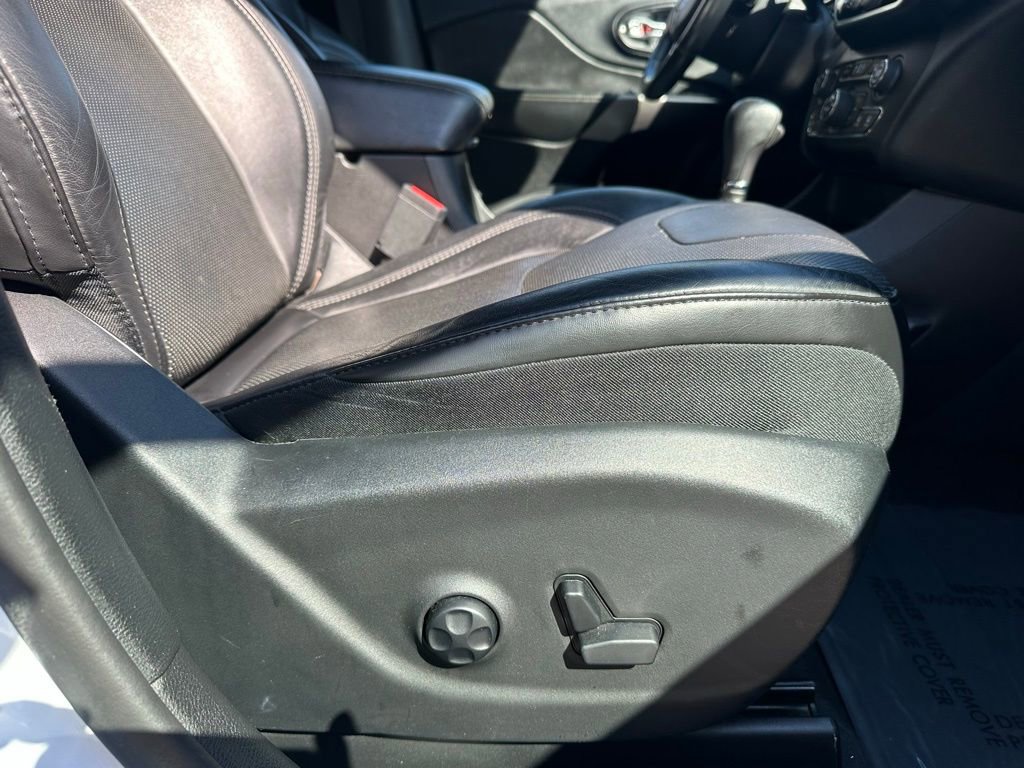Used 2019 Jeep Cherokee Limited w/ Technology Group FWD image 39