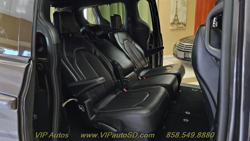 Used 2019 Chrysler Pacifica Touring-L w/ S Appearance Package FWD image 19