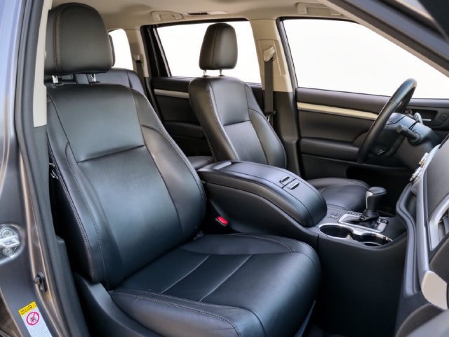 Used 2017 Toyota Highlander XLE AWD/4WD image 30