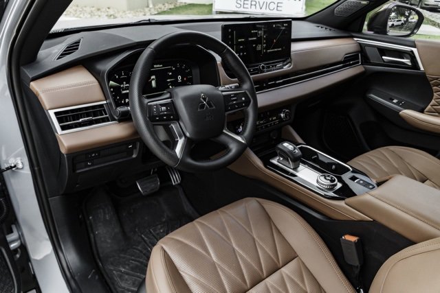 Used 2025 Mitsubishi Outlander SEL image 8