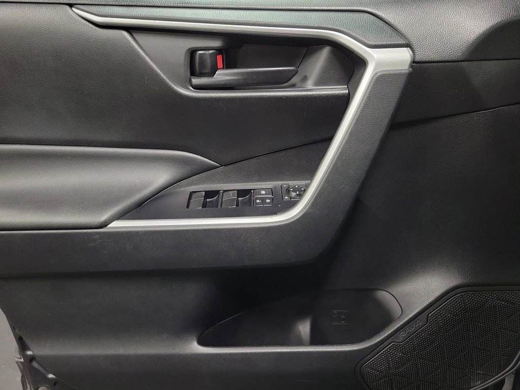 Used 2021 Toyota RAV4 LE image 21