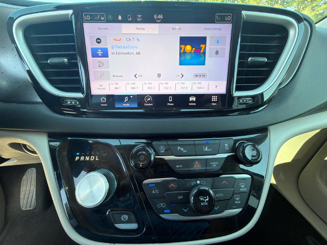 Used 2023 Chrysler Pacifica Touring-L FWD image 28