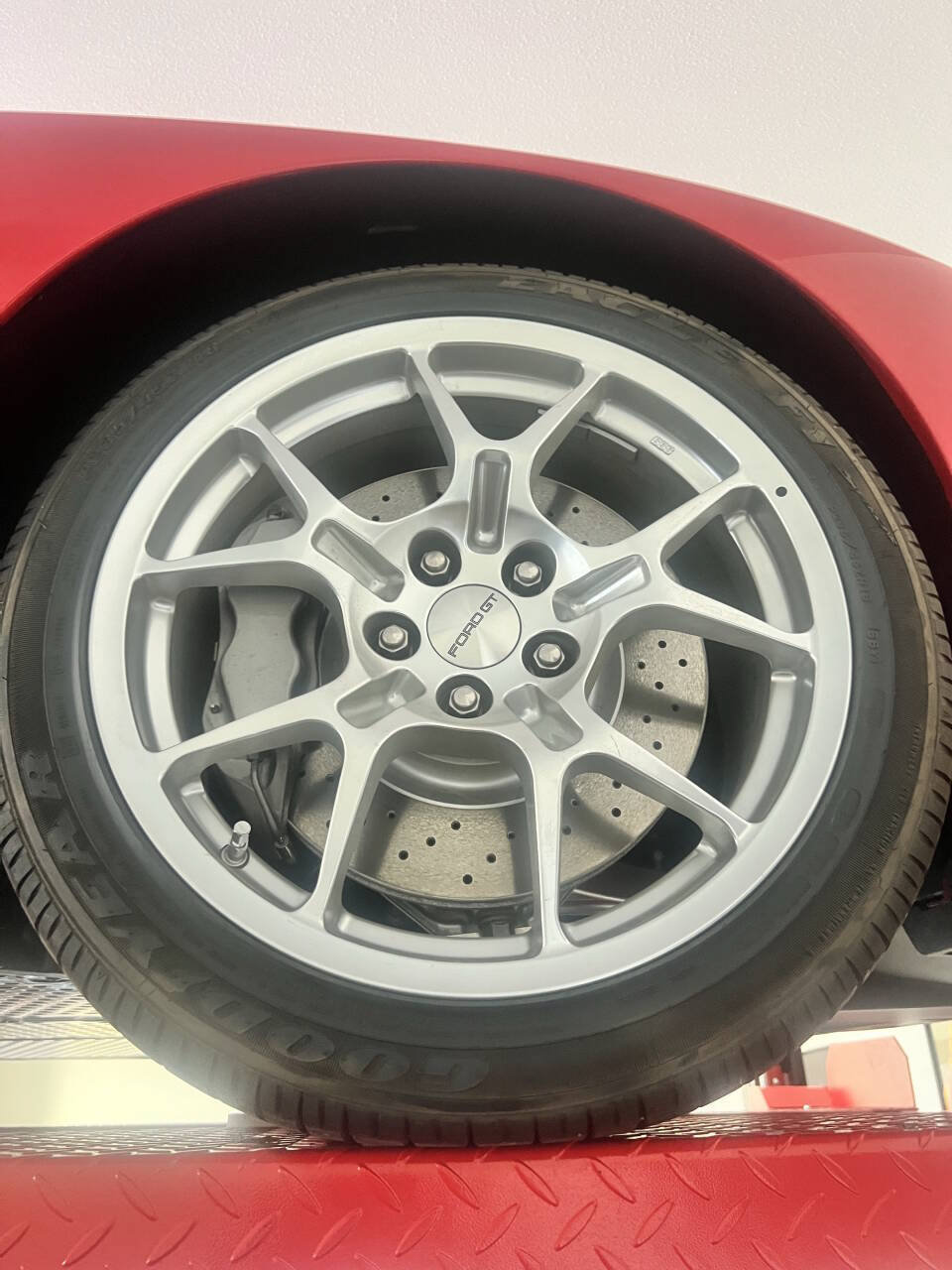 Used 2005 Ford GT RWD image 21