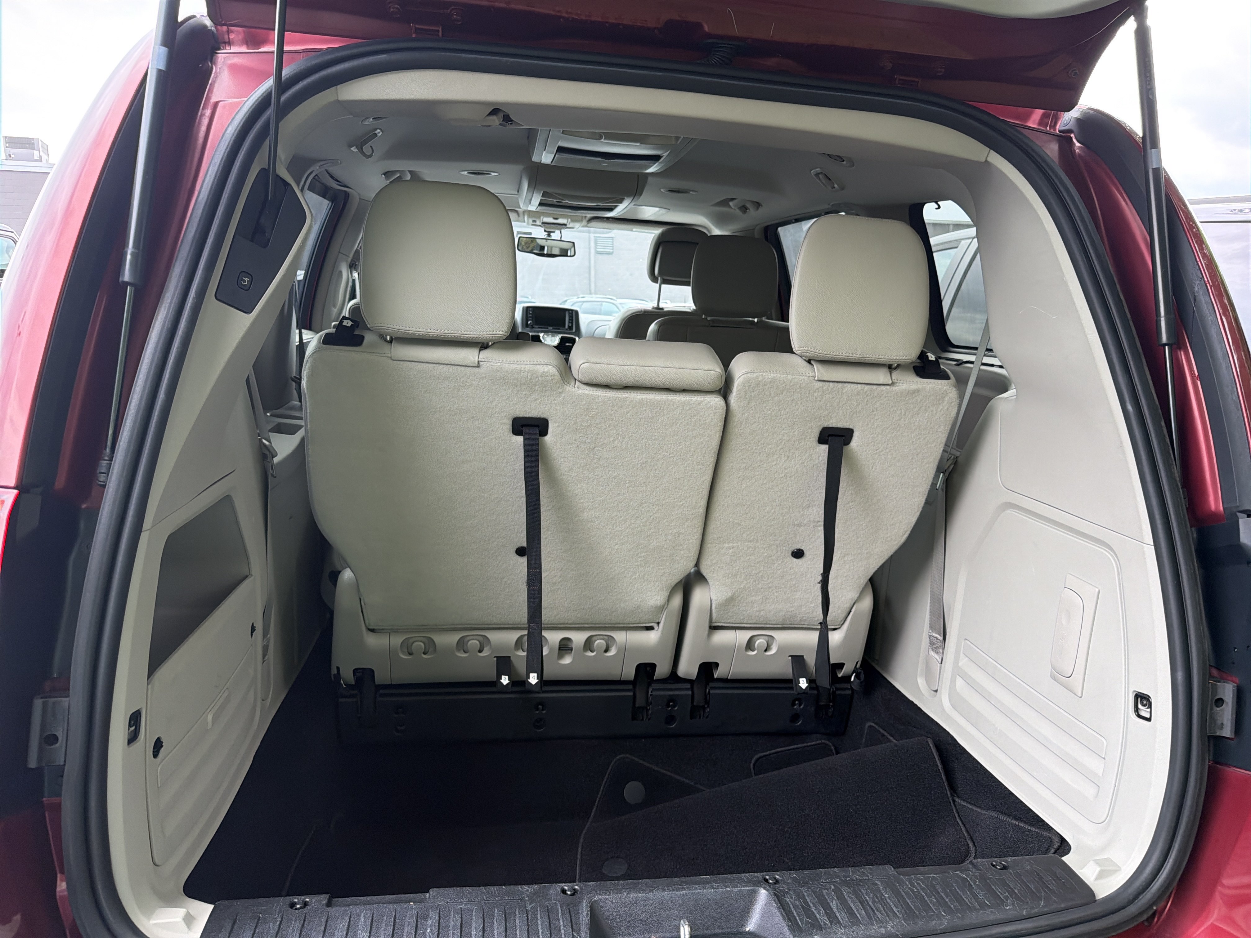Used 2014 Chrysler Town & Country Touring-L w/ Driver Convenience Group FWD image 8