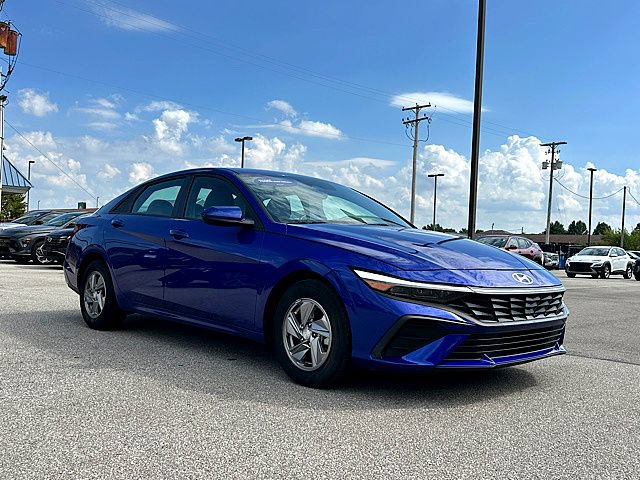 Certified 2025 Hyundai Elantra SE w/ Cargo Package FWD image 5