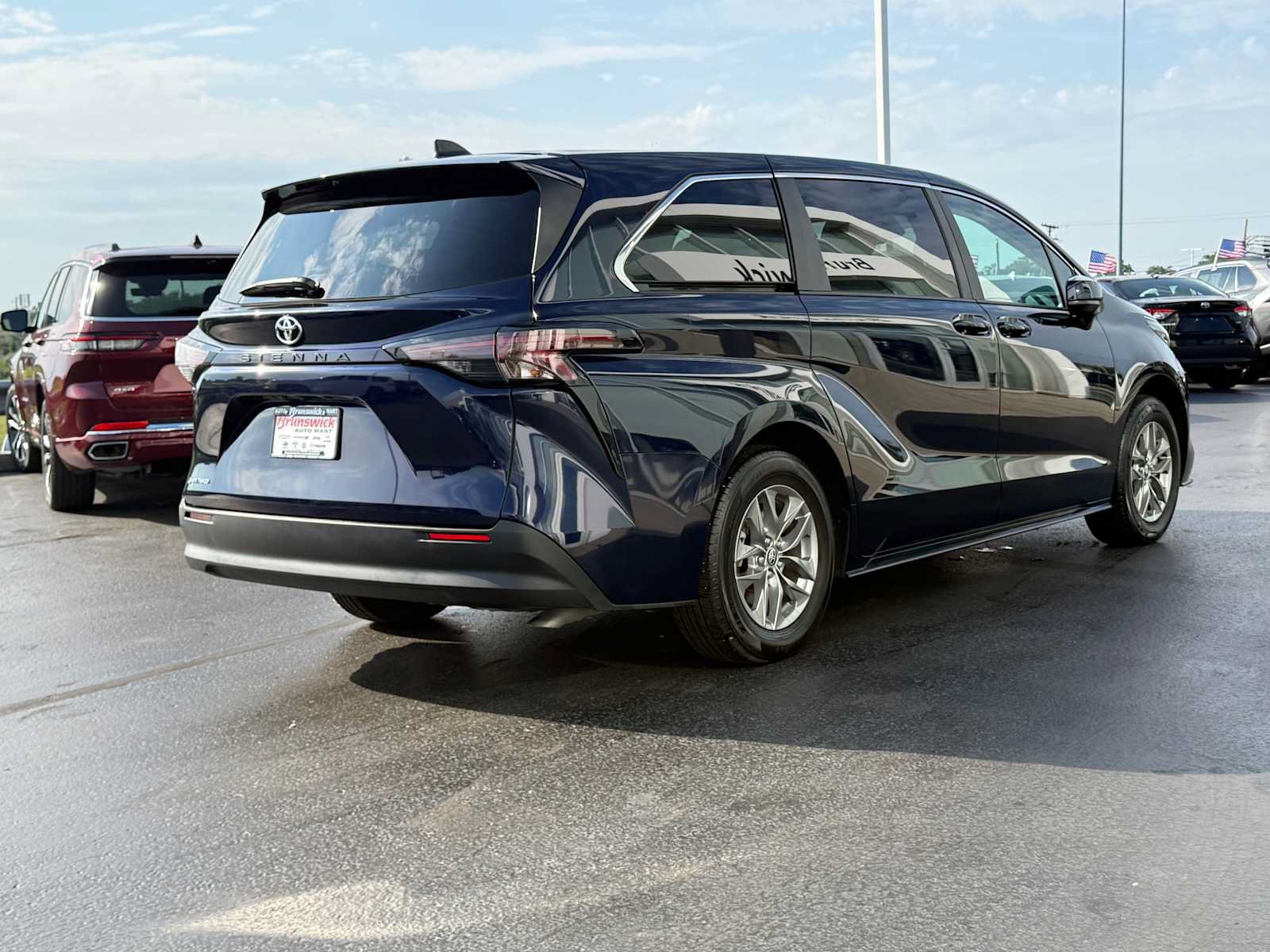 Certified 2026 Toyota Sienna LE AWD/4WD image 4