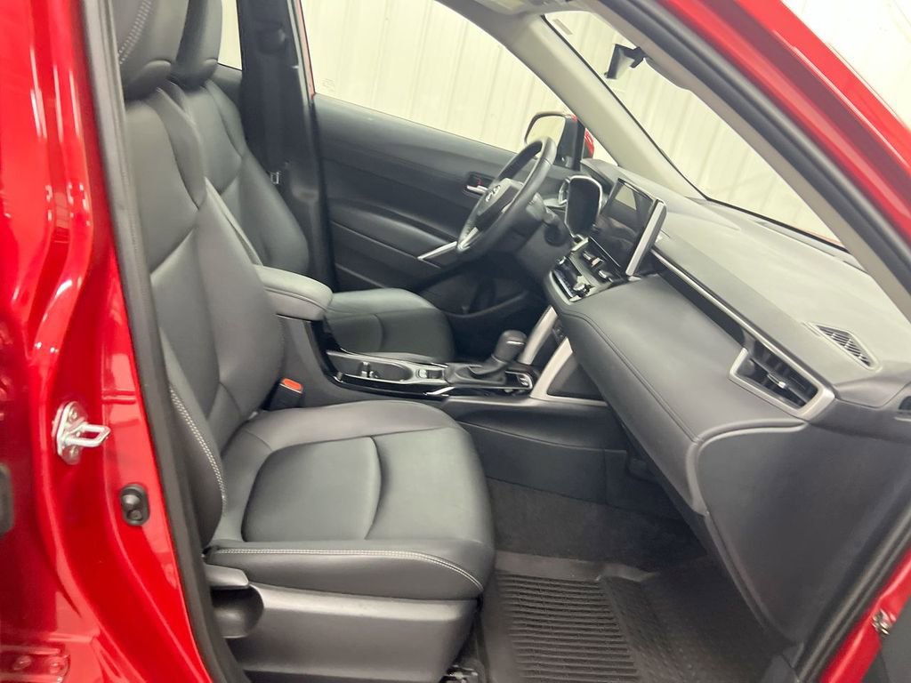 Used 2023 Toyota Corolla Cross XLE image 21