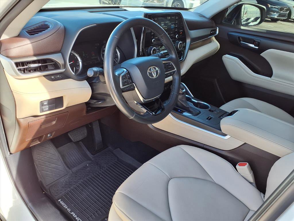 Used 2020 Toyota Highlander XLE image 21
