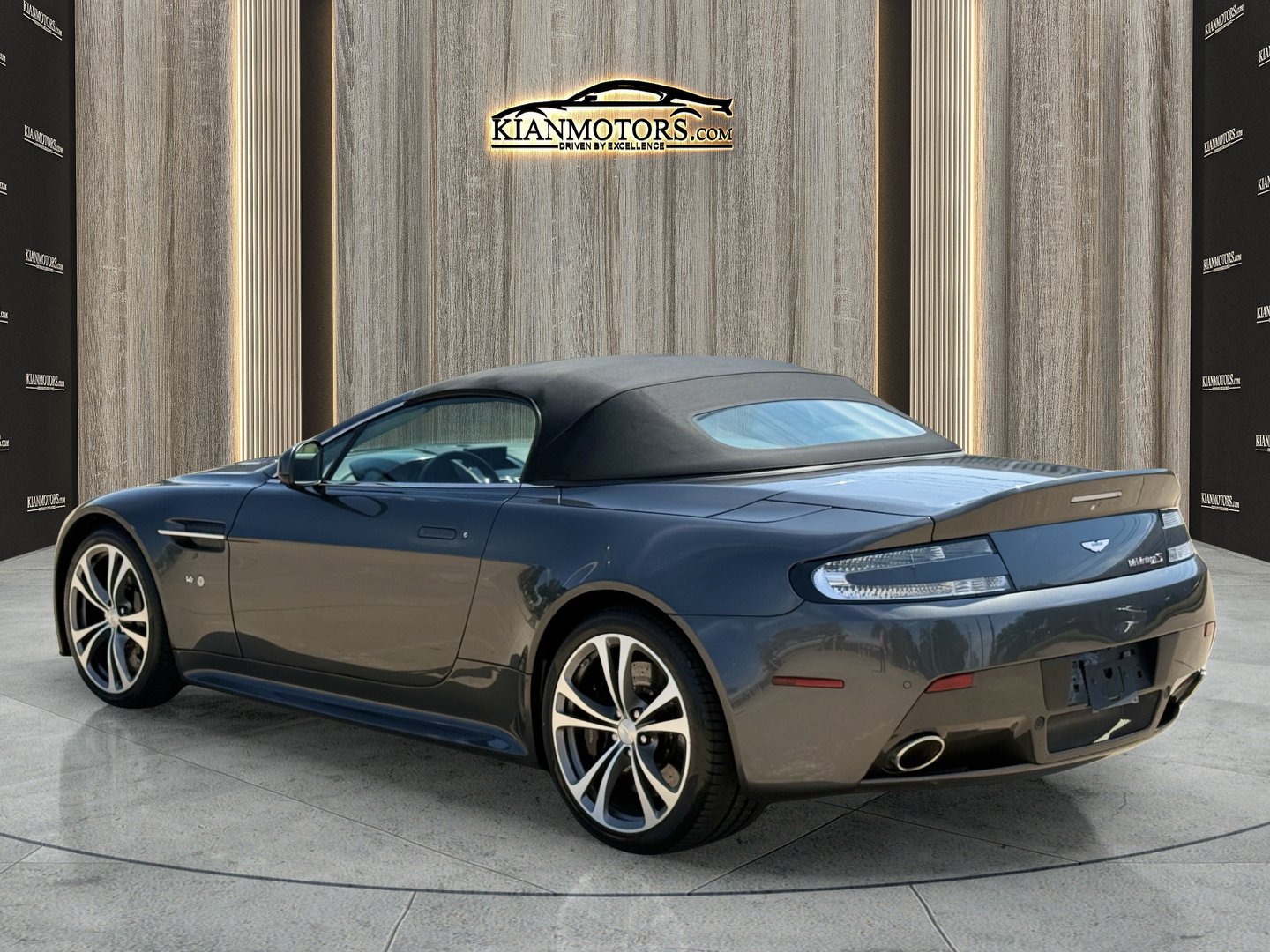 Used 2015 Aston Martin V12 Vantage S RWD image 5