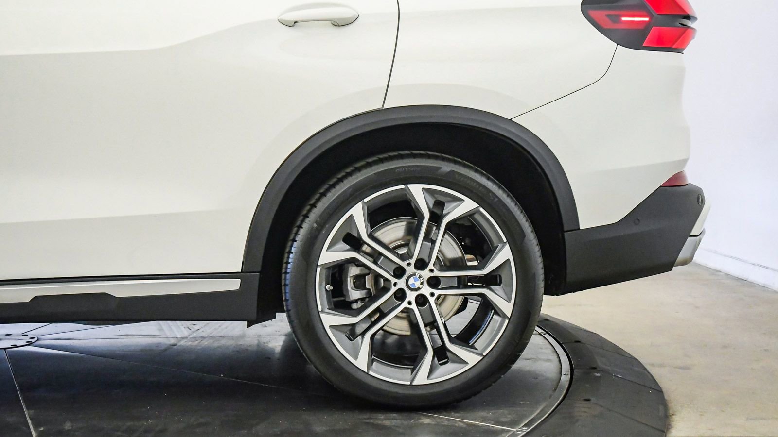 Certified 2024 BMW X5 xDrive40i w/ Premium Package AWD/4WD image 11