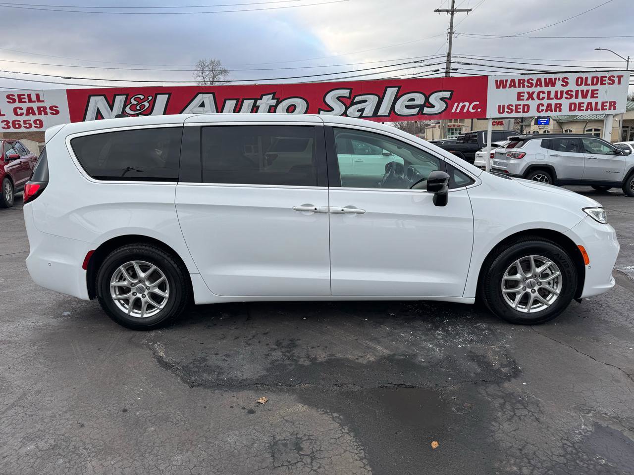 Used 2024 Chrysler Pacifica Touring-L image 4