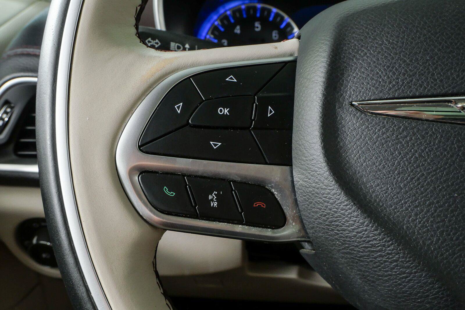 Used 2017 Chrysler Pacifica Limited FWD image 11