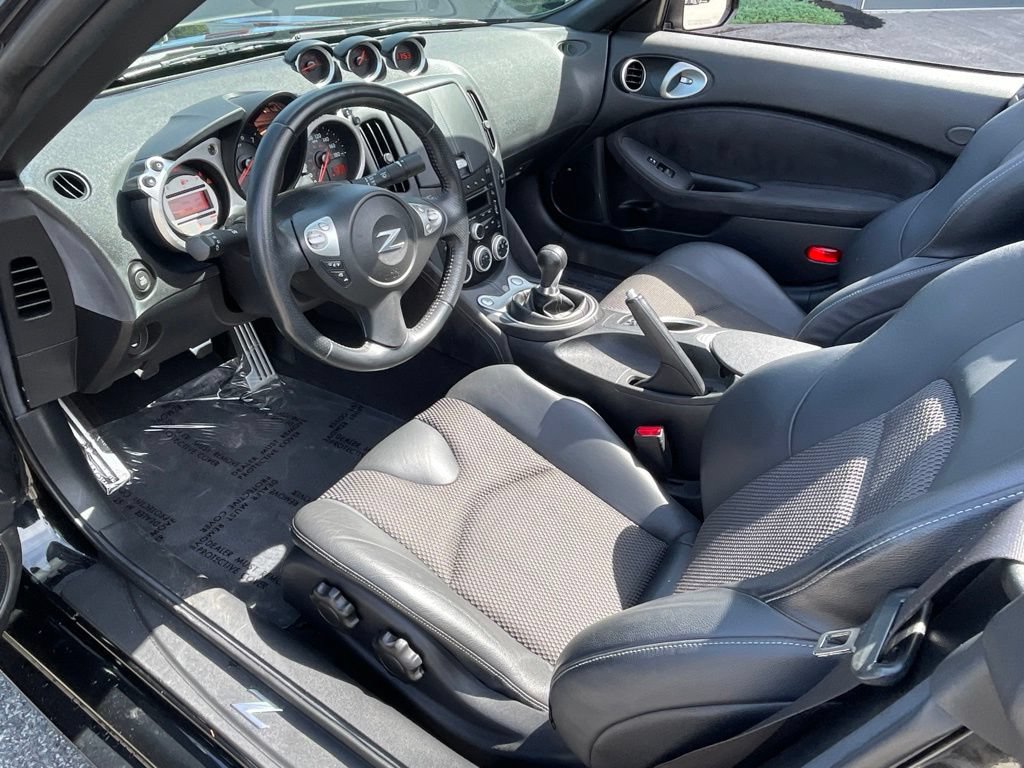 Used 2010 Nissan 370Z Touring RWD image 12