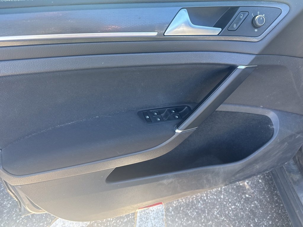 Used 2018 Volkswagen Golf 4-Door image 15