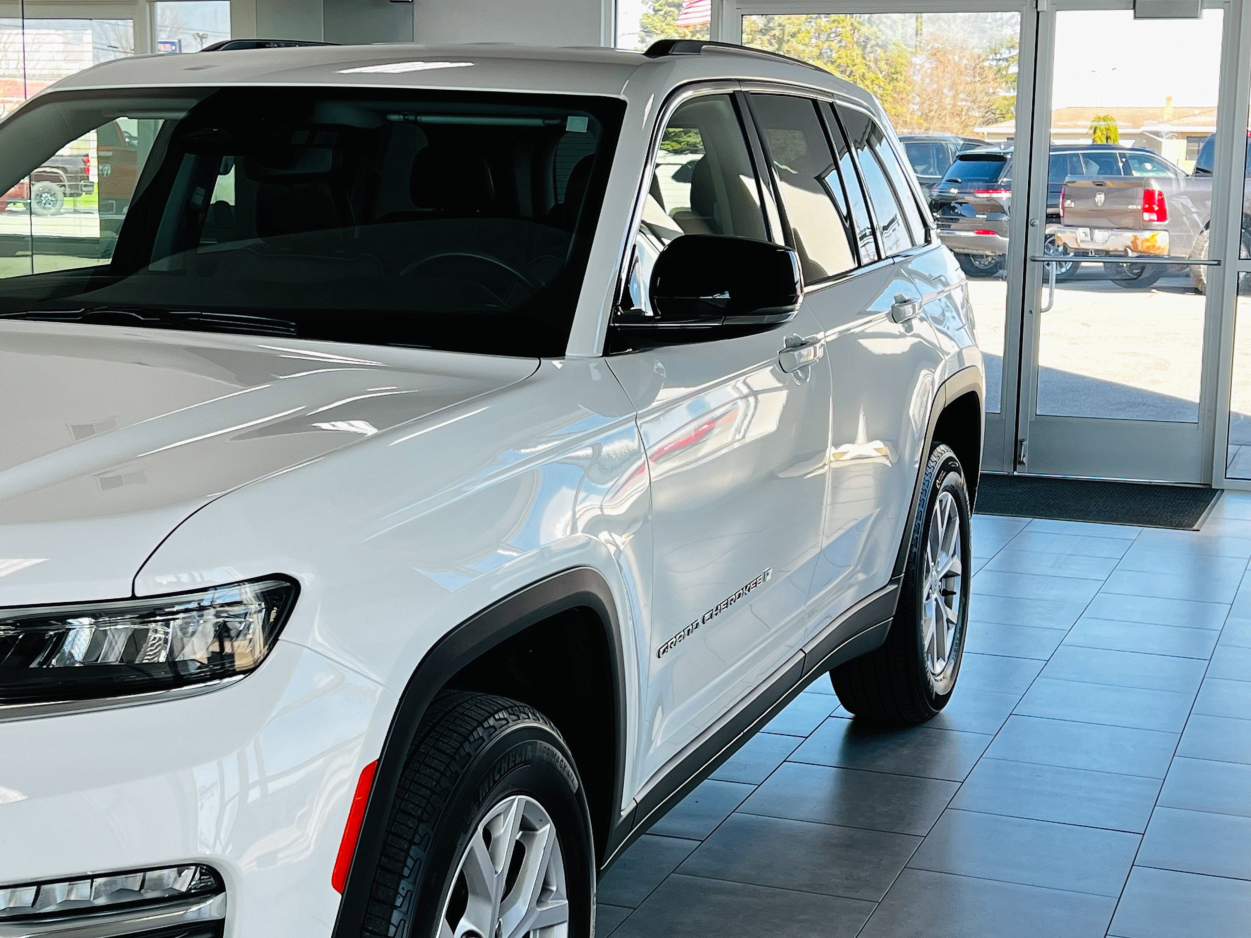 Used 2022 Jeep Grand Cherokee Limited w/ Trailer Tow Prep Group (B) image 2