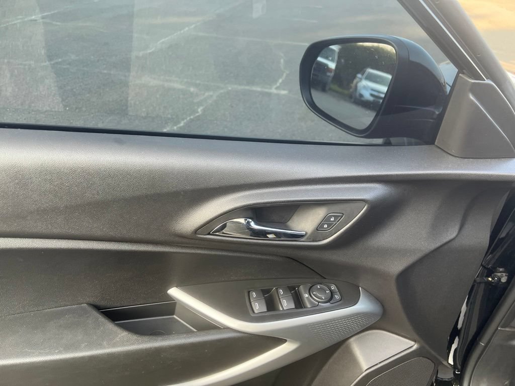 Used 2025 Chevrolet Trax RS FWD image 9