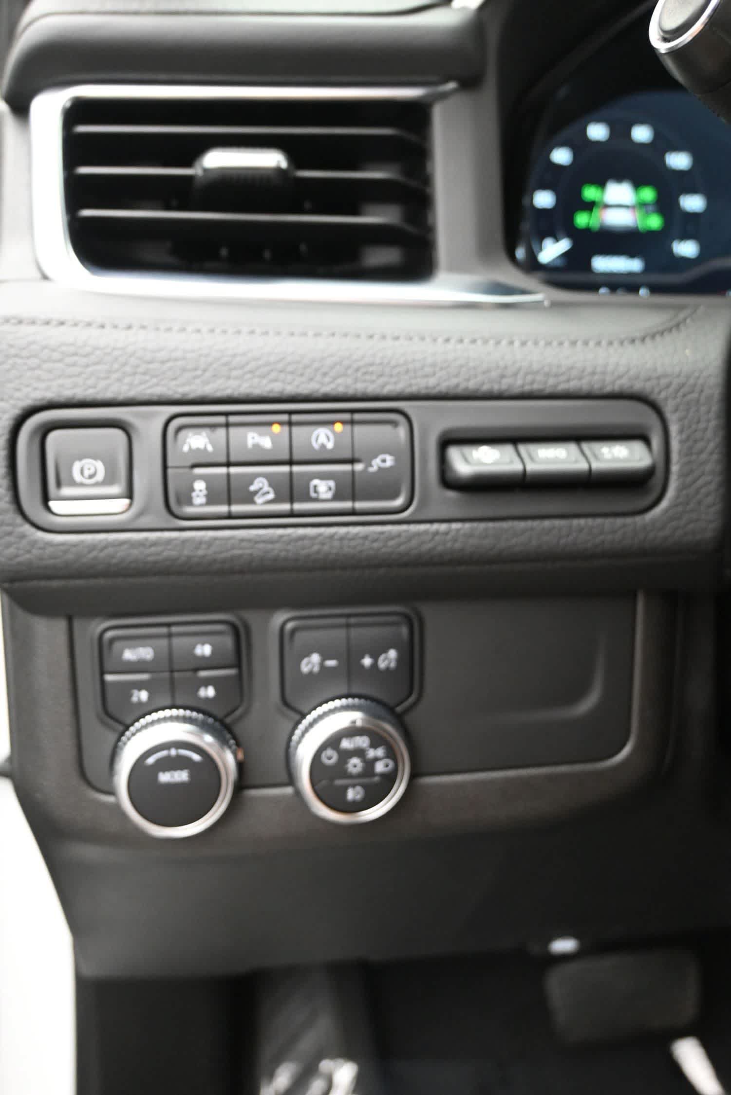 Used 2022 GMC Yukon XL Denali AWD/4WD image 22
