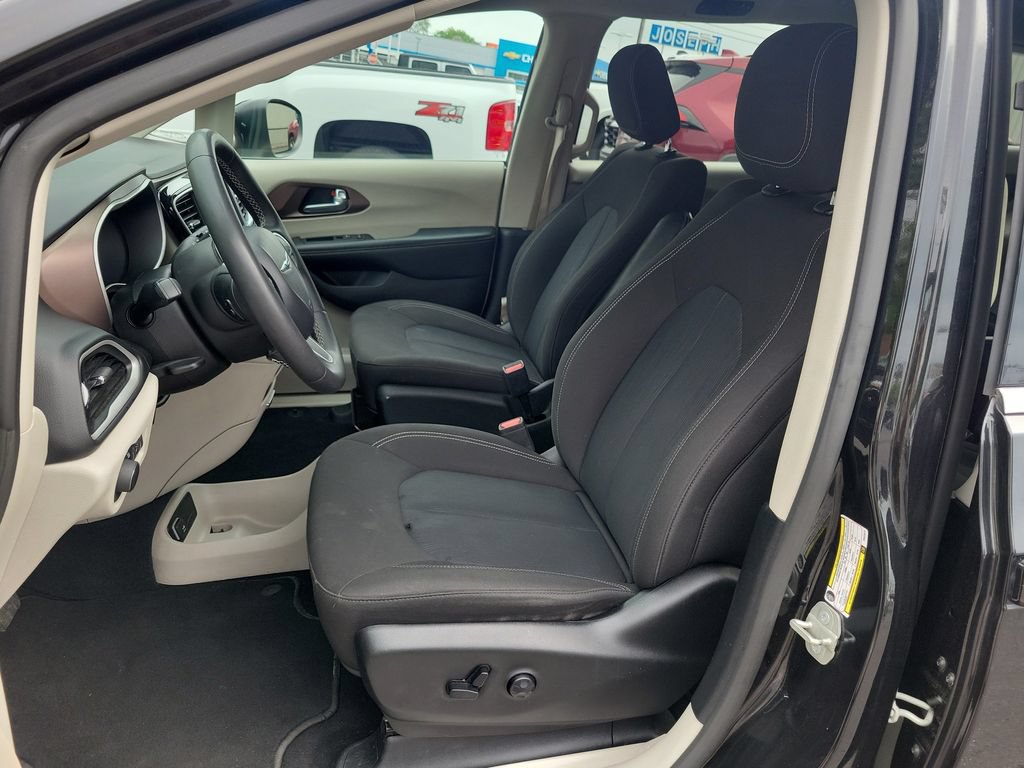 Used 2023 Chrysler Voyager LX FWD image 17