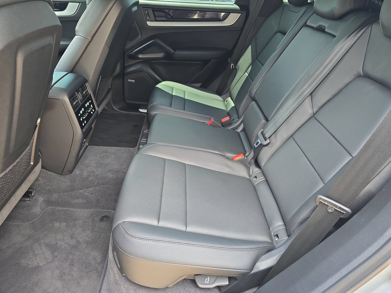 Certified 2025 Porsche Cayenne AWD/4WD image 23