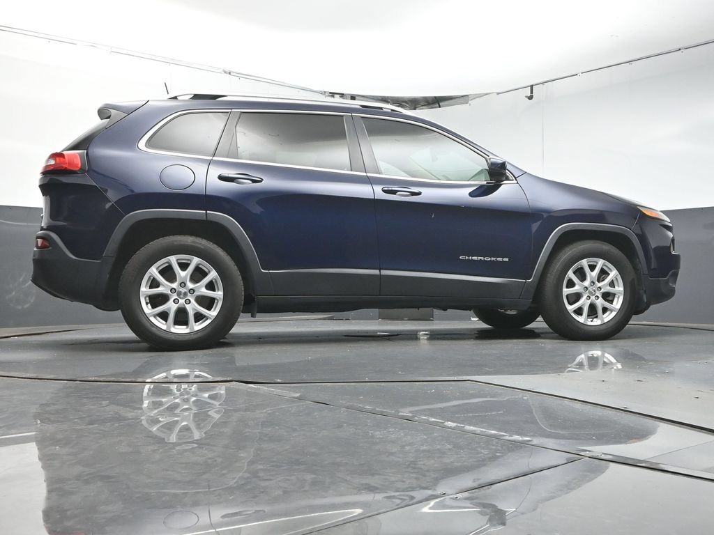 Used 2016 Jeep Cherokee Latitude w/ Safety/Convenience Group AWD/4WD image 21