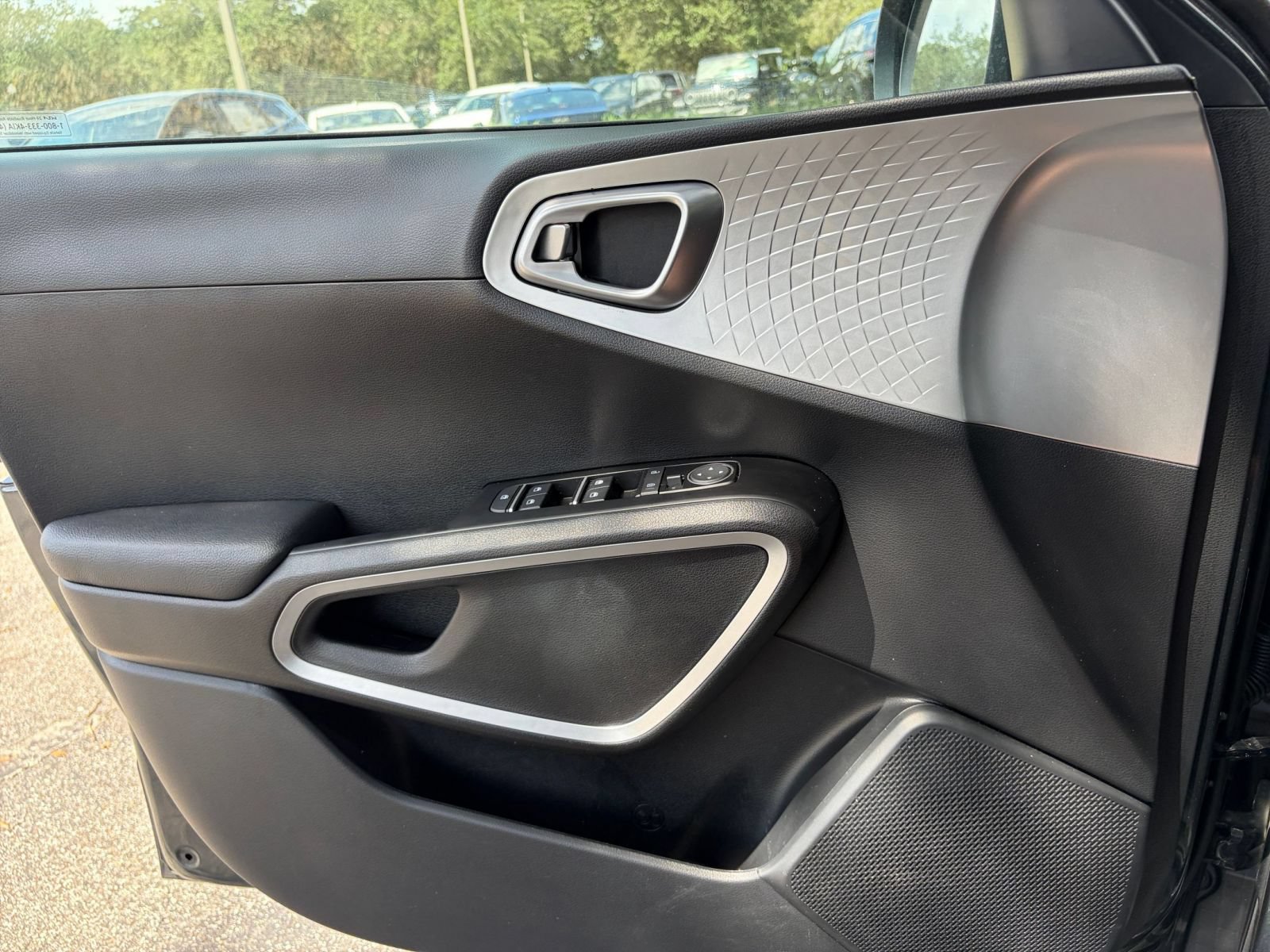 Used 2025 Kia Soul LX w/ LX Technology Package FWD image 18