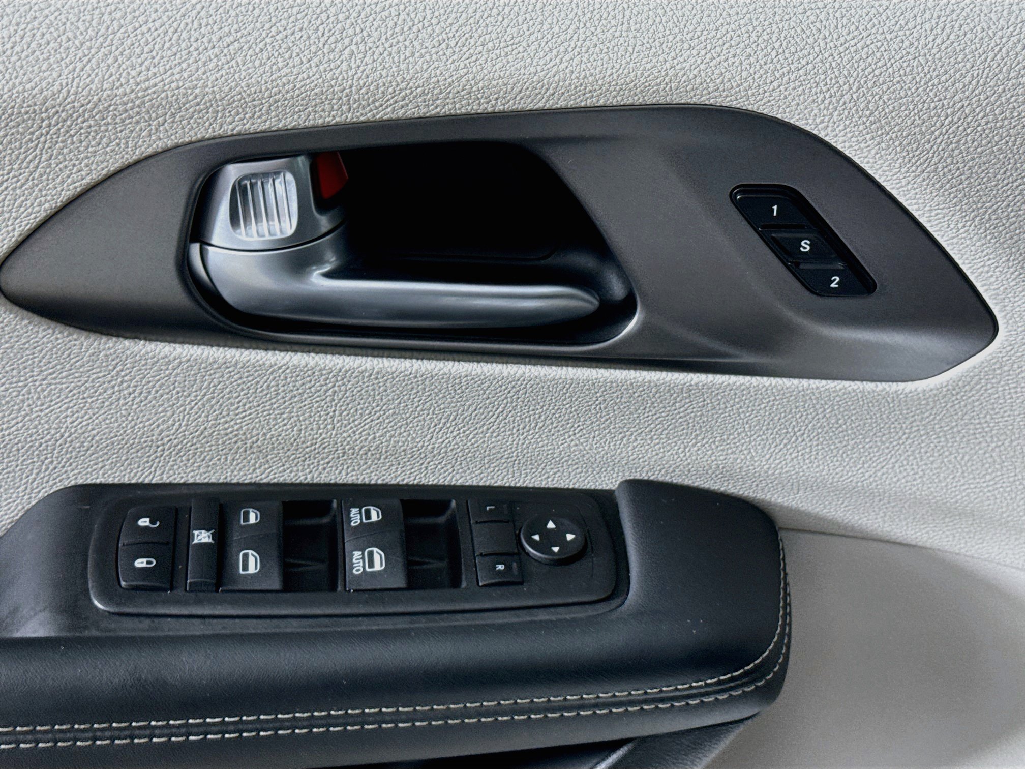 Used 2024 Chrysler Pacifica Limited FWD image 21