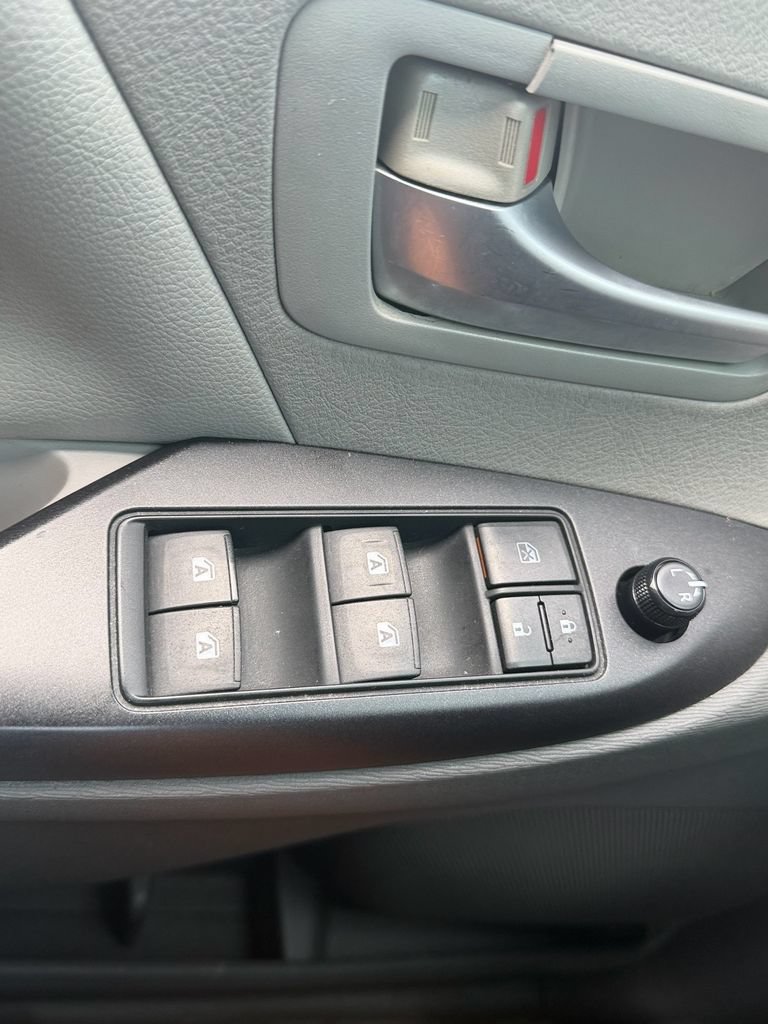 Used 2015 Toyota Sienna LE FWD image 29