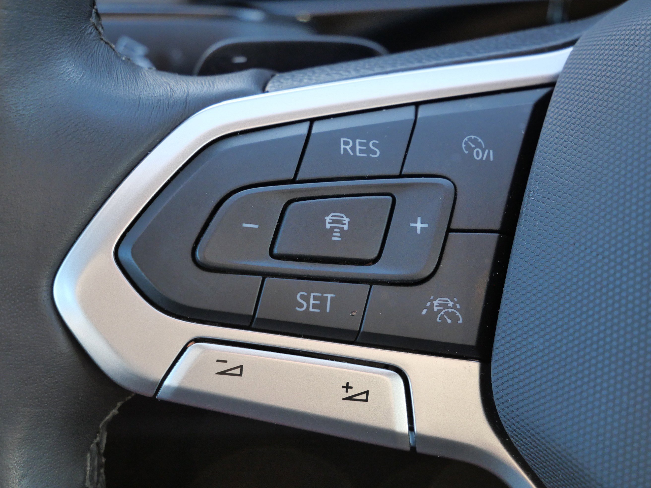 Certified 2025 Volkswagen Atlas SEL Premium R-Line image 32