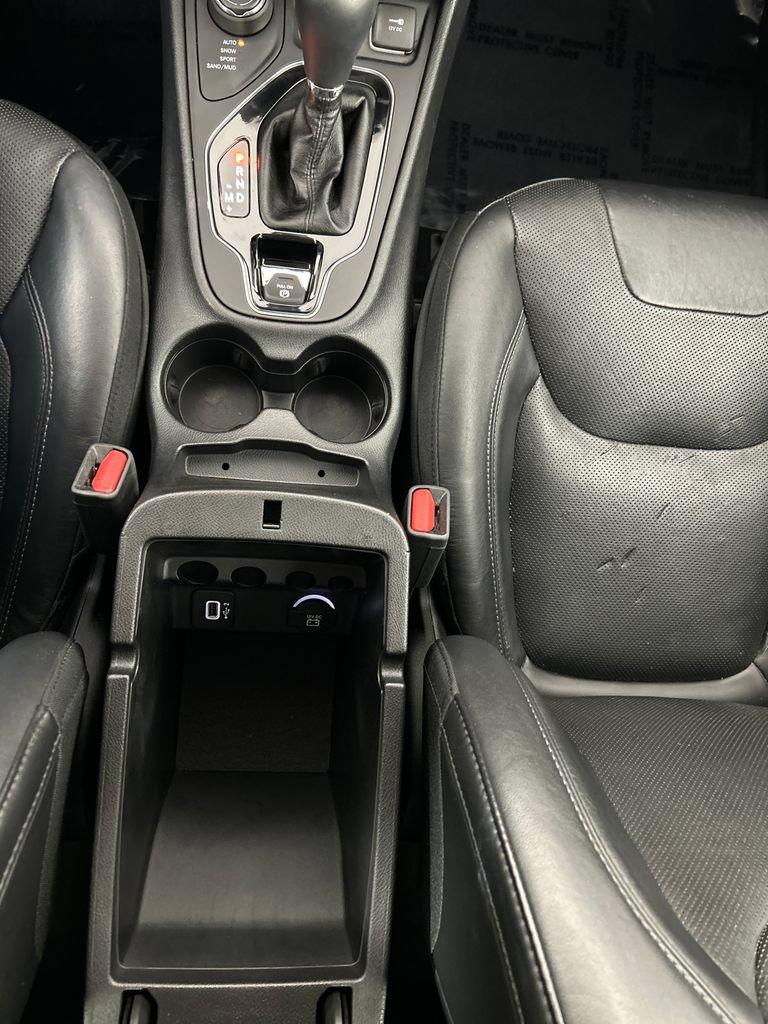 Used 2019 Jeep Cherokee Limited AWD/4WD image 16