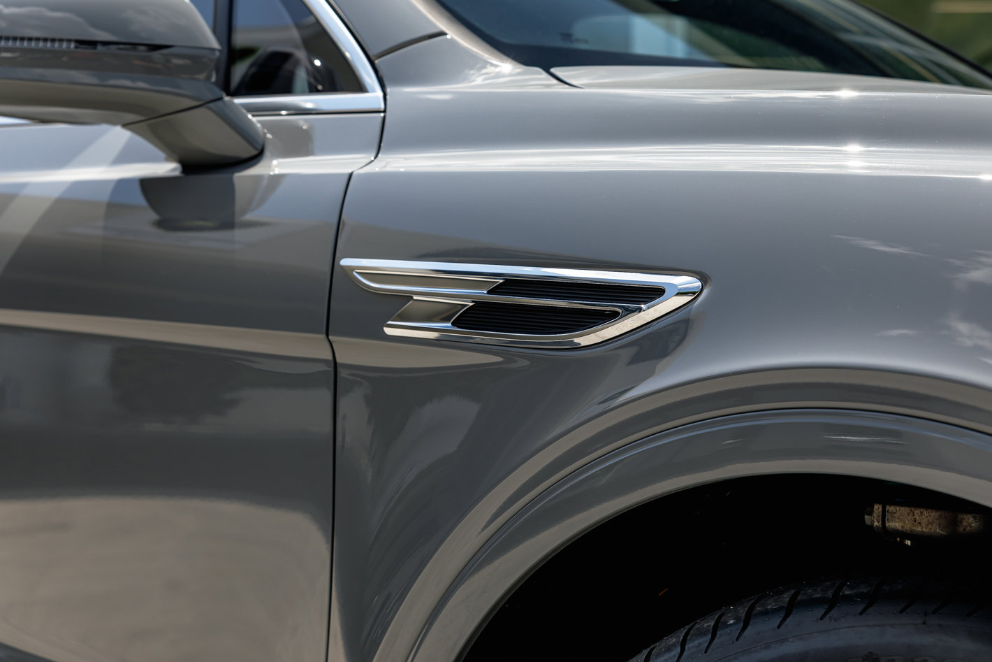 Used 2024 Bentley Bentayga image 2