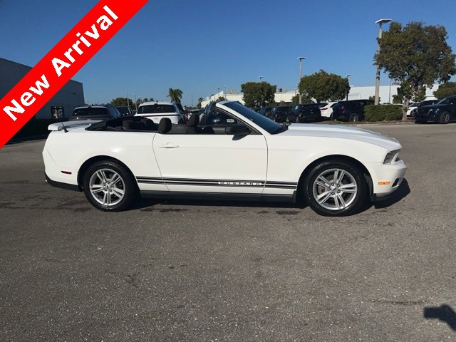 Used 2010 Ford Mustang Convertible image 9