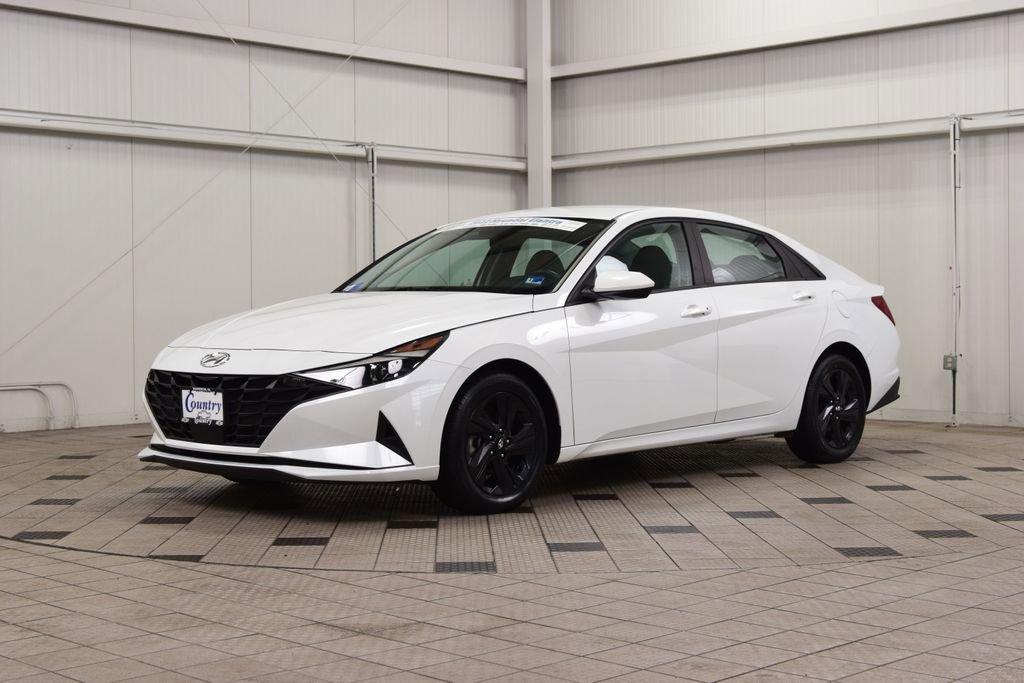 Used 2022 Hyundai Elantra SEL w/ Convenience Package FWD image 3
