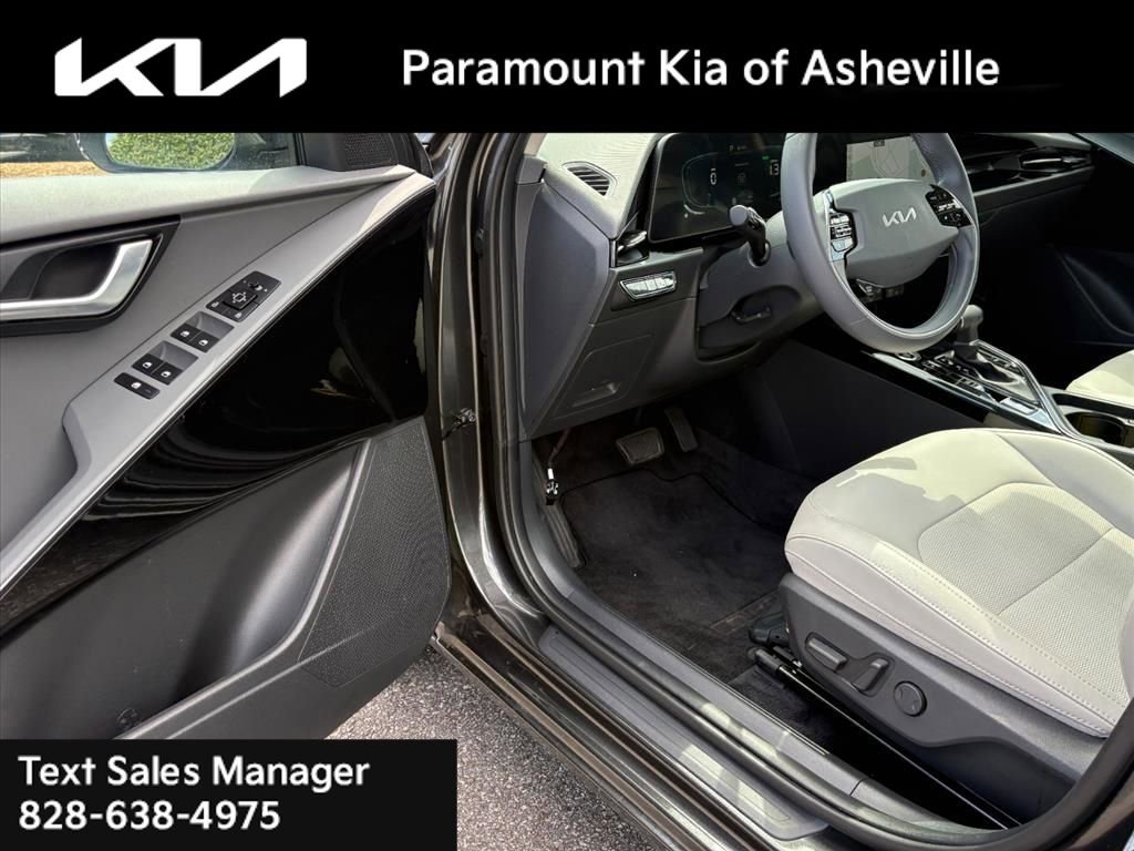 Certified 2025 Kia Niro EX image 16