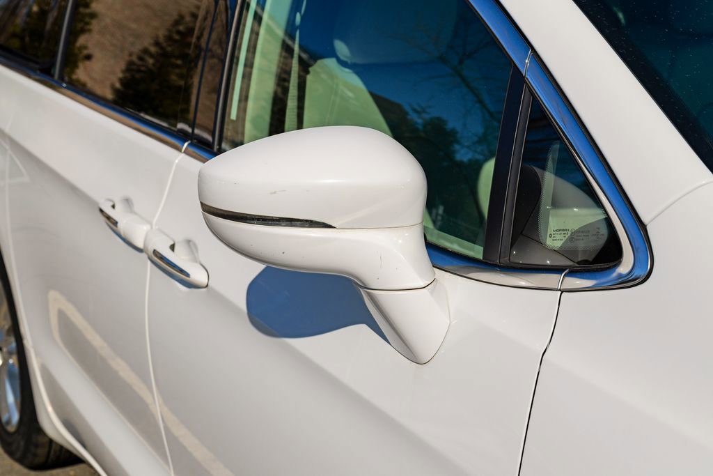 Used 2021 Chrysler Pacifica Touring-L image 8