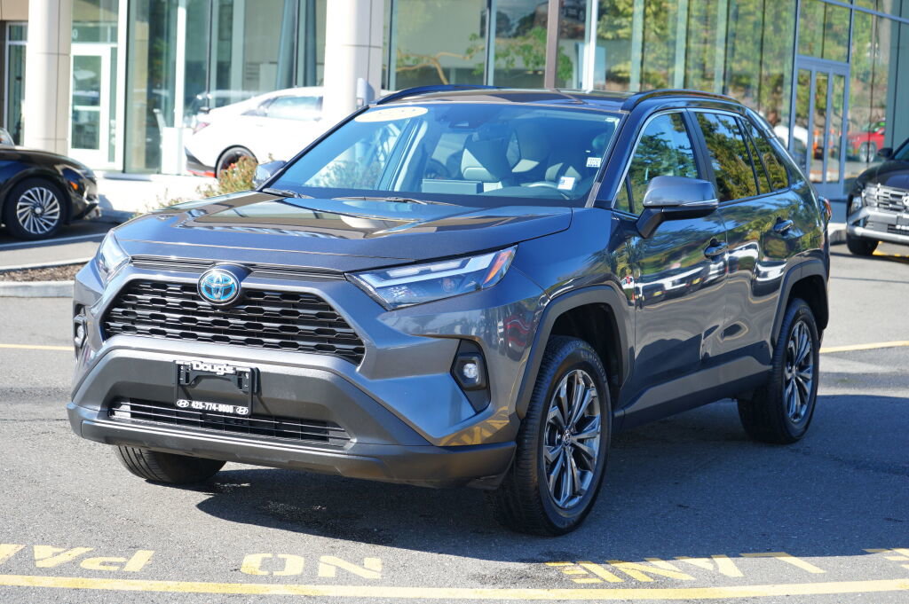 Used 2022 Toyota RAV4 XLE Premium image 1