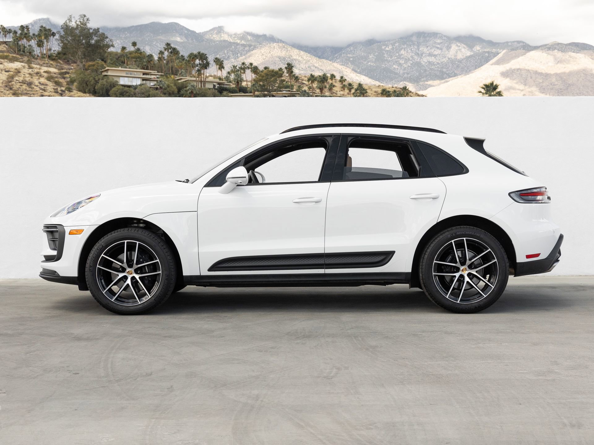 Certified 2025 Porsche Macan AWD/4WD image 2