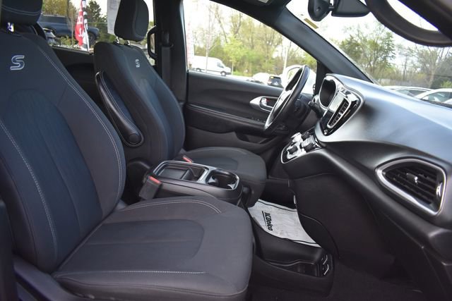 Used 2019 Chrysler Pacifica Touring Plus w/ S Appearance Package FWD image 12