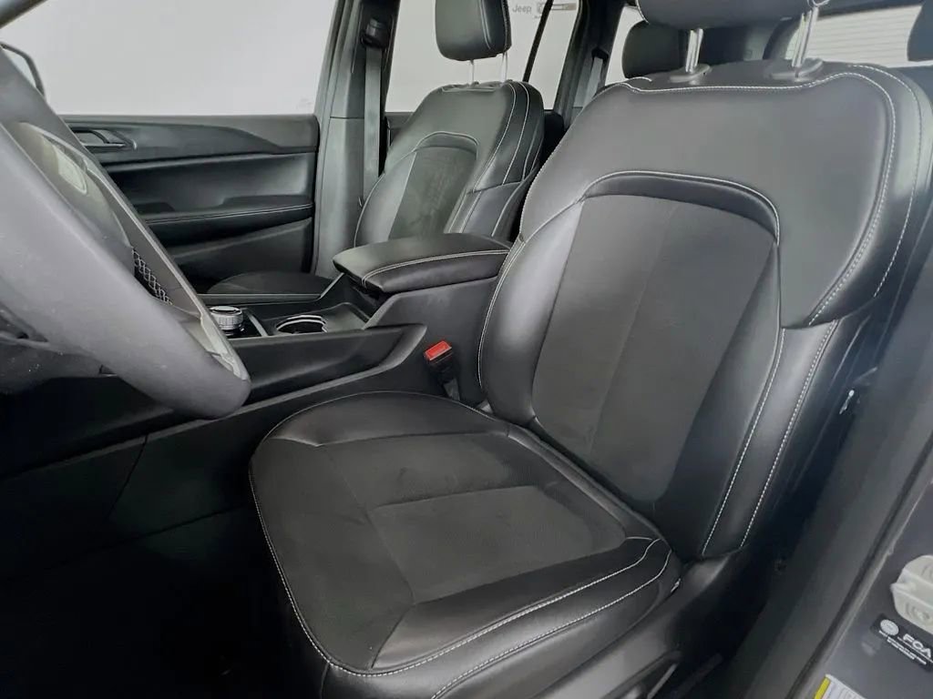 Used 2024 Jeep Grand Cherokee Altitude AWD/4WD image 21