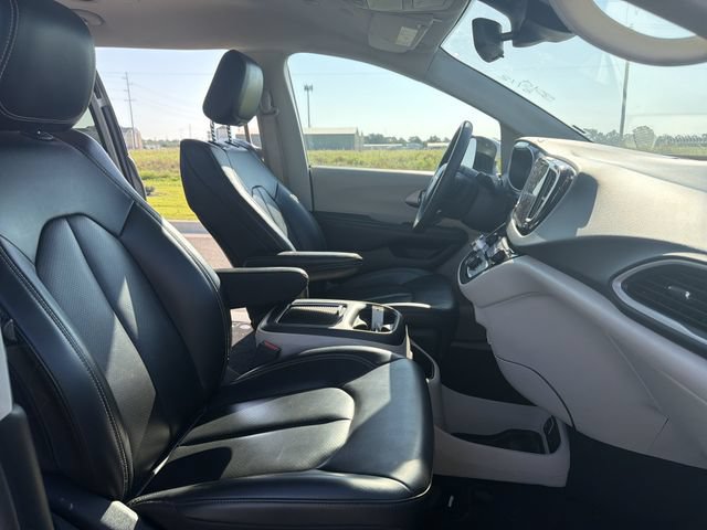 Used 2023 Chrysler Pacifica Touring-L FWD image 14