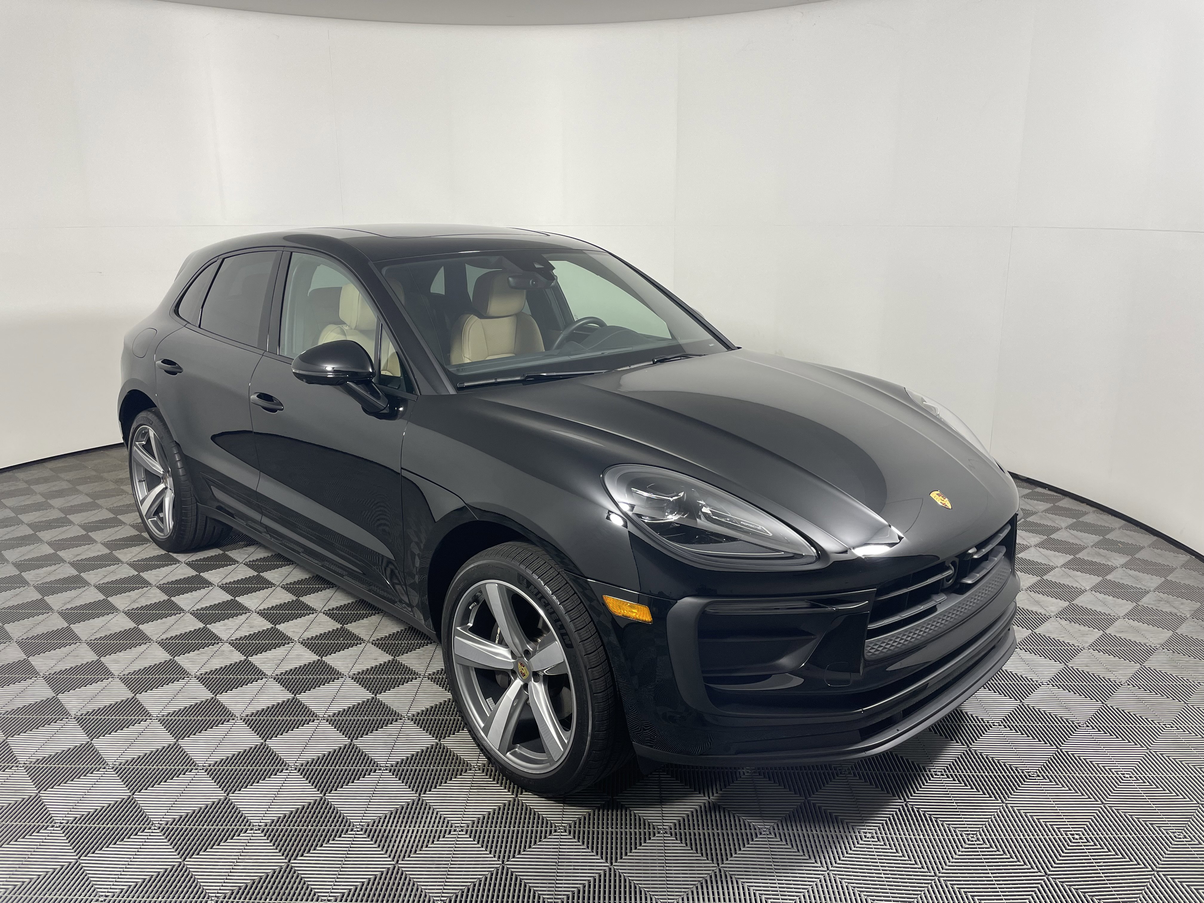 Used 2025 Porsche Macan image 9