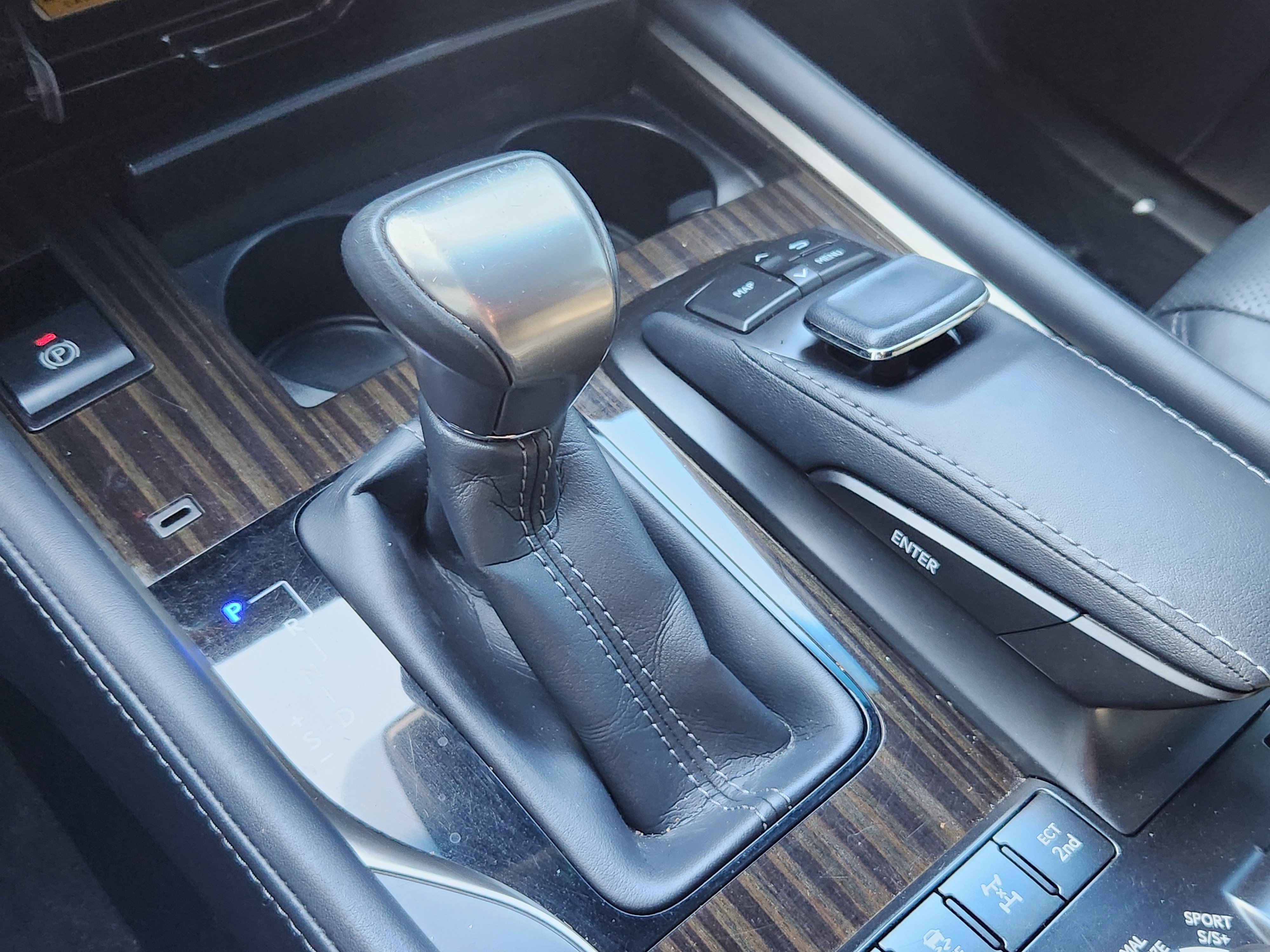 Used 2021 Lexus LX 570 4WD w/ 3rd Row & Luxury Pkg image 10