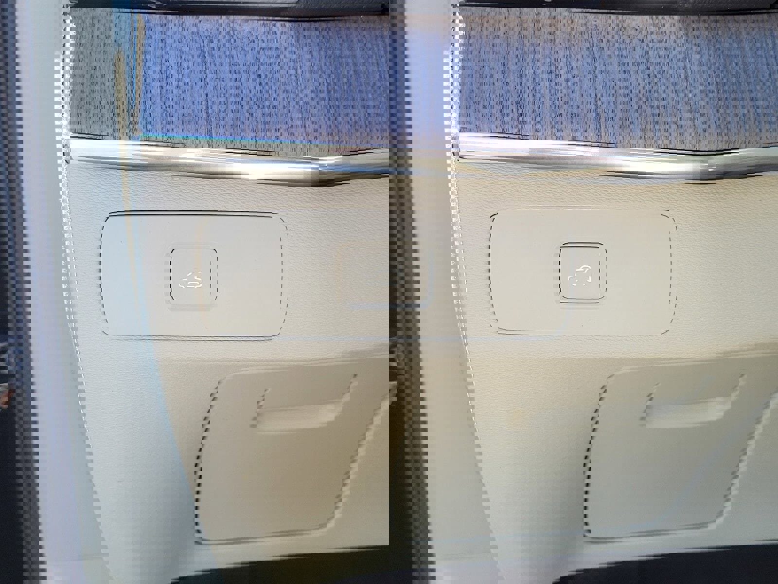 Certified 2023 Volvo XC90 B6 Plus w/ Protection Package Premier AWD/4WD image 18