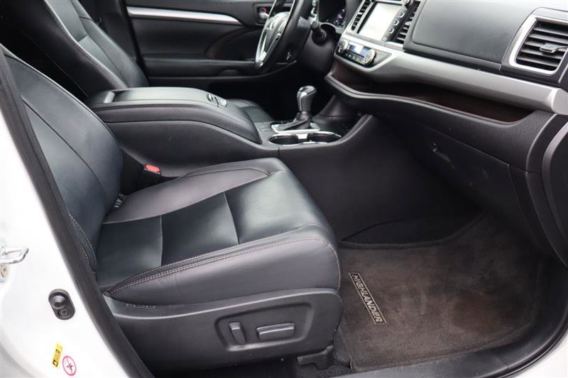 Used 2019 Toyota Highlander AWD V6 image 14