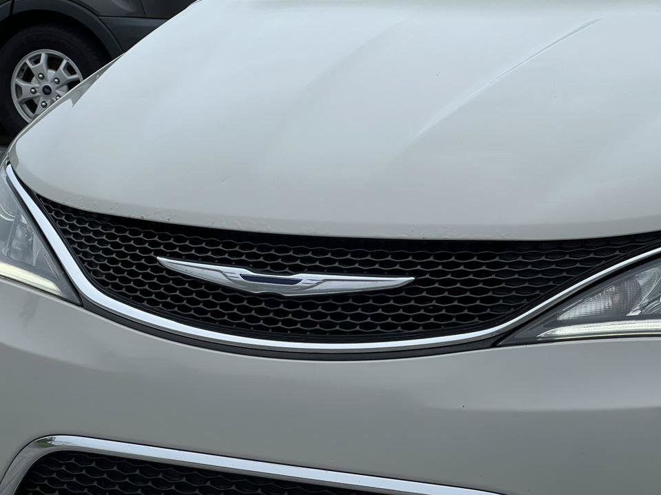 Used 2017 Chrysler Pacifica Limited w/ UConnect Theater Package FWD image 9