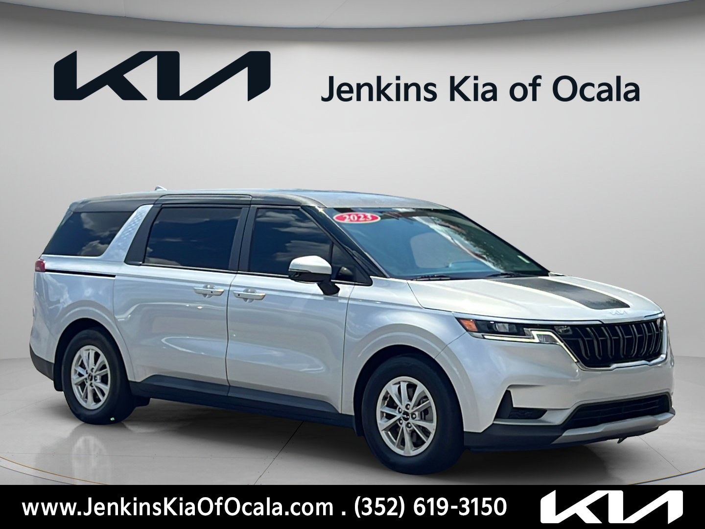 Used 2023 Kia Carnival LX FWD image 1